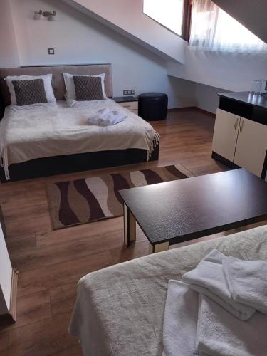 Llit o llits en una habitació de Guest house Skabrin