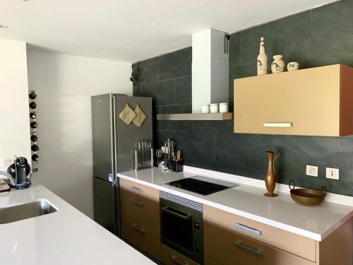 a kitchen with a stove and a refrigerator at Apartament 5 persones Llar de Foc i Piscina in Saillagouse