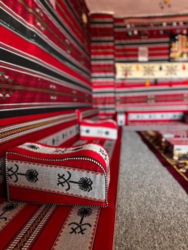 eine Reihe roter Bänke in einem Geschäft in der Unterkunft Salem Guesthouse Experience in Al Ḩayy