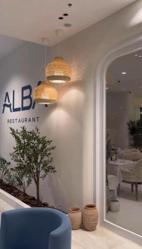 ein Zimmer mit einem blauen Stuhl und einem Restaurant in der Unterkunft Corp Yanbu Hotel - B1 in Yanbu