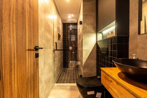 a bathroom with a sink and a shower at Résidence Happy Living in Casablanca