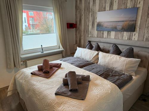 a bedroom with a bed with two towels on it at Apartment Alleestraße in Büsum
