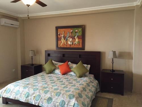 Кровать или кровати в номере Hispaniola 2-Bedroom Ground Floor