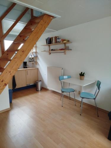 a room with a table and two chairs and a kitchen at Aoja in Maasmechelen