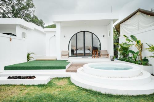a white house with a pool in the yard at Glamor Kintamani in Kubupenlokan