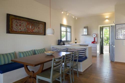 Villa Erato · Ideal family Villa for 8 - Pool, Sea Views