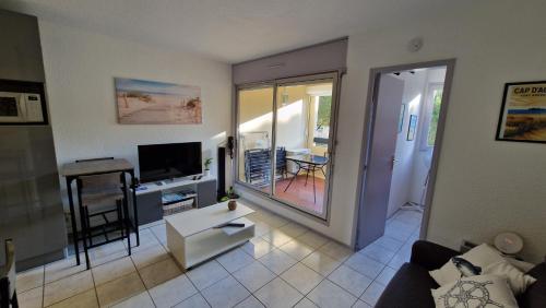 Studio cabine climatisé et loggia au calme avec linge et parking inclus