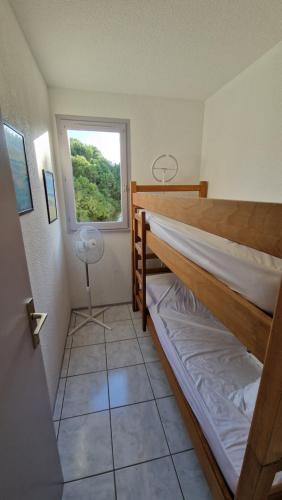 Studio cabine climatisé et loggia au calme avec linge et parking inclus