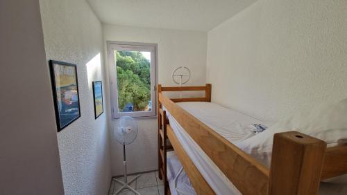 Studio cabine climatisé et loggia au calme avec linge et parking inclus