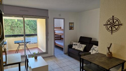 Studio cabine climatisé et loggia au calme avec linge et parking inclus
