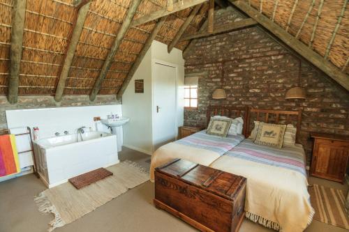 Ліжко або ліжка в номері Intaba Lodge