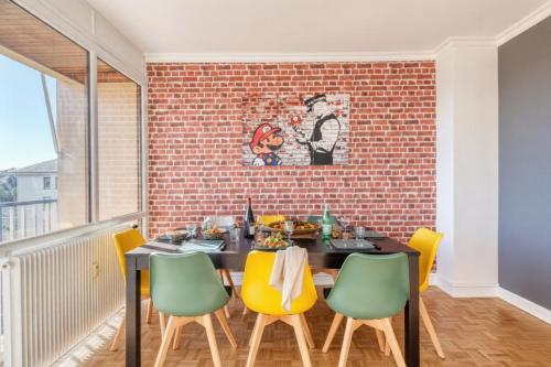 PS4 pour Longs Séjours - Parenthèse Chic & Spacieuse à Angers - 4 Chambres, Balcon, Parking Gratuit