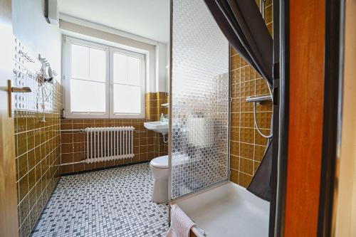a bathroom with a toilet and a sink at Appartement-5 in Süddorf