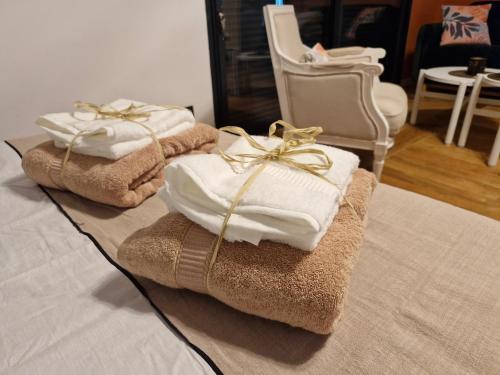 two towels sitting on top of a bed at Le cottage Bleu du Sud in Saint-Étienne-les-Orgues