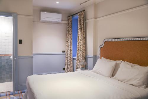 a bedroom with a large bed and a window at No 9 Springfield in Sydney