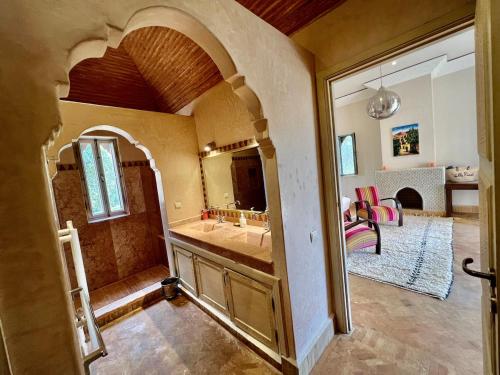 a kitchen with a sink and a living room at Privat Villa in Marrakesch with Pool & Garten in Marrakesh