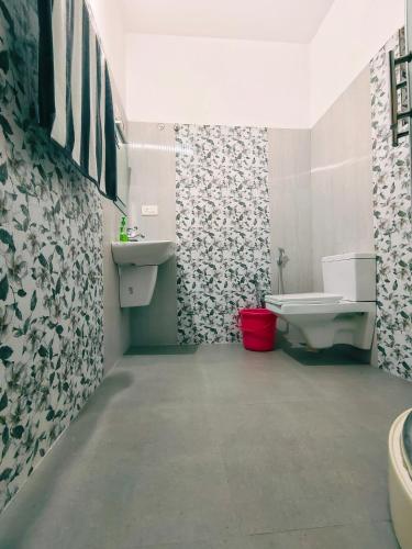 a bathroom with a sink and a tub and a toilet at Marari Jose Villas in Mararikulam