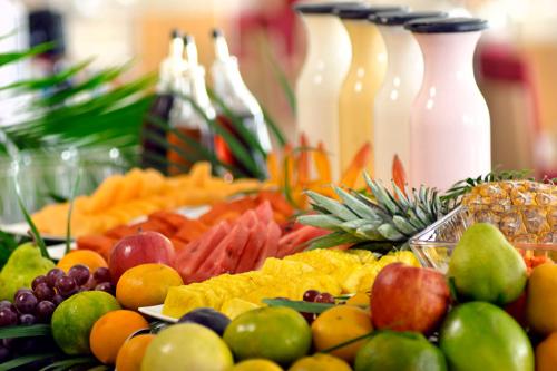 a buffet of fruits and vegetables on a table at Mercure Santa Marta Emile in Santa Marta
