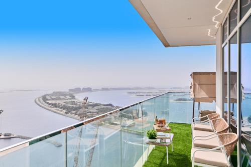 PS5- Designer 2BR with Private Beach, Dubai Eye, Palm