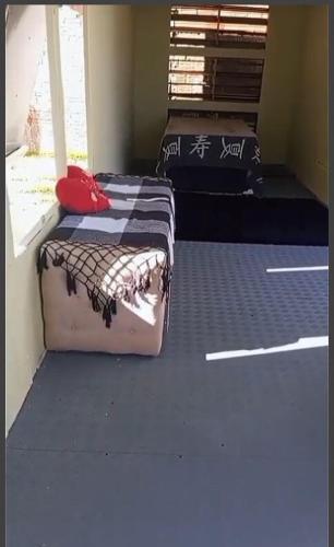 two beds sitting on the floor in a room at QUARTO CONTEINER, EDICULA ABERTA E PISCINA AQUAVibes in Cascavel
