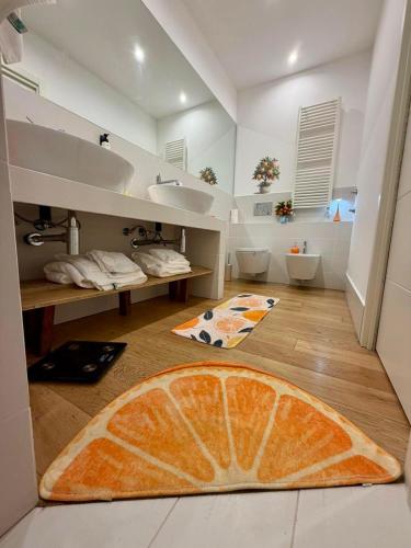 a bathroom with a large orange peel rug on the floor at Villa Ice Sorrento in Sorrento