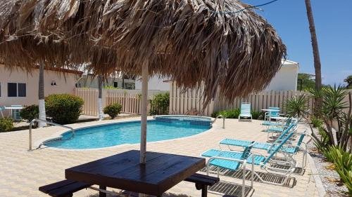 Swimming pool sa o malapit sa Aruba Beach Villas