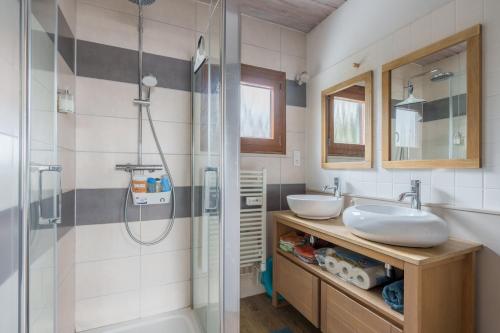 a bathroom with two sinks and a shower at Clairmatin - Plein Centre de La Bresse in La Bresse
