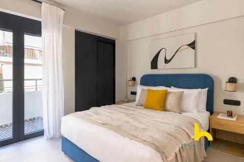 Modern Stay in Charming Petralona W Balcony!