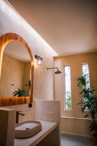 a bathroom with a sink and a large mirror at Hotel Villa Camila in La Pintada