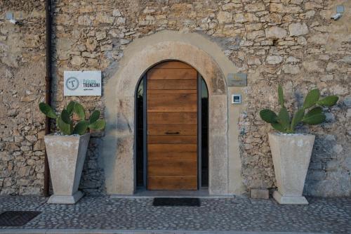 an entrance to a building with a wooden door at Palazzo Tronconi agriturismo in Arce