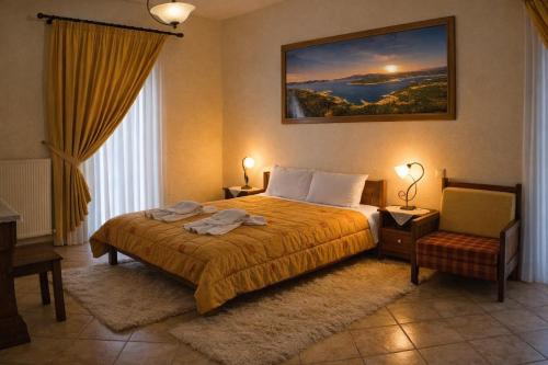 ein Hotelzimmer mit einem Bett und einem Stuhl in der Unterkunft Orama Hotel - Serene Lake Plastira Retreat with Stunning Views in Kryonérion