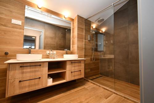 a bathroom with two sinks and a shower at Angyal Villa in Rátka