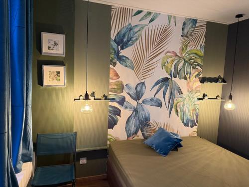 a bedroom with a bed with a floral wallpaper at Les Murmures du Rhône - Appartement Cosy et Lumineux in Andance