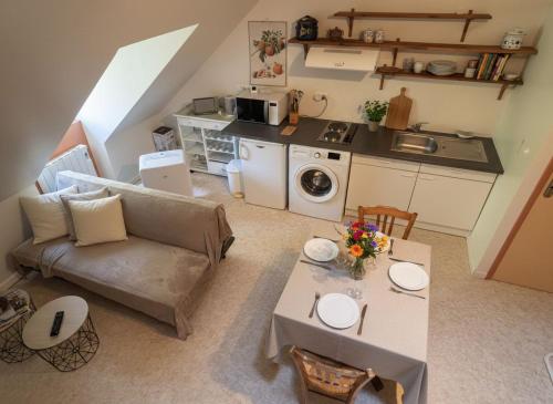 una sala de estar con un sofá y una mesa en Le Cocooning, en Luxeuil-les-Bains
