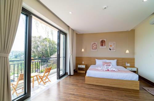 a bedroom with a bed and a balcony at Villa Layna's home in An Bàn (2)