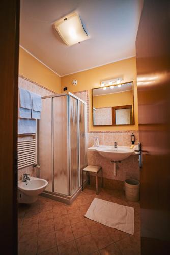 ein Badezimmer mit Waschbecken und Dusche in der Unterkunft Hotel Camoretti in Almenno San Bartolomeo