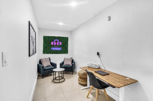 a living room with a table and chairs at Miami Paradise Waterfront Games in North Miami Beach