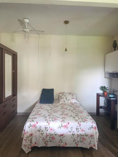 a bedroom with a bed and a ceiling fan at Espaço Bahia Bella in Porto Seguro