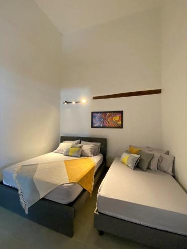 a bedroom with two beds in a room at Apartamento VIP en Buga in Buga