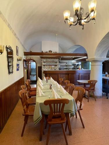 a dining room with a table and chairs at Zur goldenen Krone in Ehrenhausen