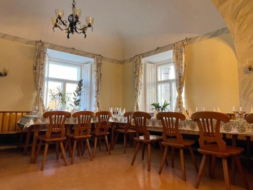 a dining room with a long table and chairs at Zur goldenen Krone in Ehrenhausen