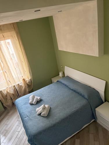 a bedroom with two towels on a bed at La Concordia in Novi Ligure
