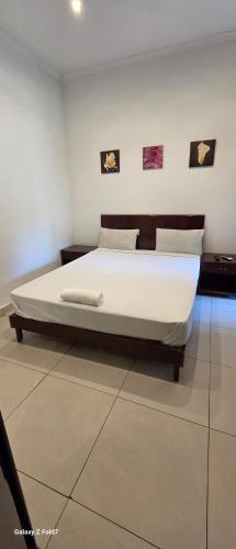 a bedroom with a large bed in a room at Hotel Nhungue & Shopping Lda in Tete