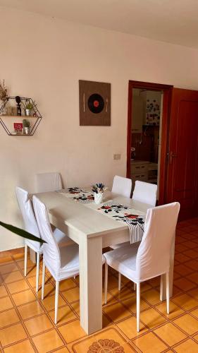 a white dining room table with white chairs at A casa di Filo in Boiano