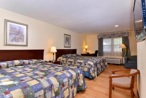 En eller flere senger på et rom på Tower Inn and Suites of Guilford / Madison