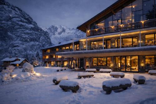 Grand Hotel Courmayeur Mont Blanc, by R Collection Hotels — Property building