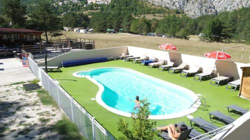 ZEcamping 2 avec piscine restaurant vue sur le village de Saint Auban