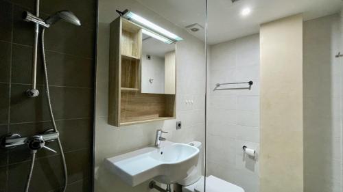 a bathroom with a sink and a shower at Apartament DARSENA B 2-2 in L'Estartit