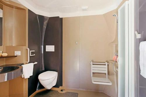 une petite salle de bain avec toilettes et lavabo dans l'établissement Camping - Piscine - ccbbdag, à Vic-sur-Cère