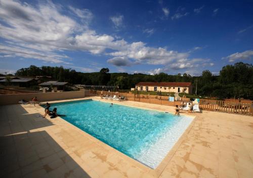 ZEcamping 3 chiens acceptés piscine chauffée à flanc de colline